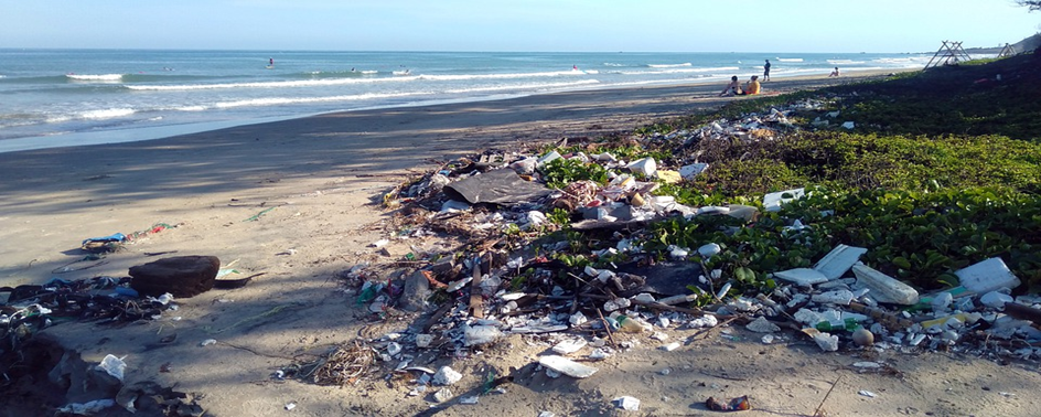 Plastic op het strand. (bron: Pixabay)